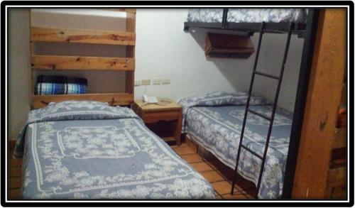 Katil dua tingkat atau katil-katil dua tingkat dalam bilik di Hostal de Escandón
