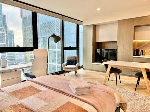 um quarto com uma cama e uma secretária e algumas janelas em Heart of Sydney CBD Air-Con em Sydney