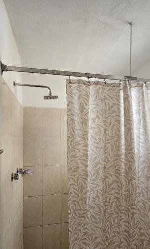 y baño con ducha y cortina de ducha. en casa violeta norte, en Tuxtla Gutiérrez