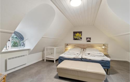 ブラーバンドにあるBeautiful Home In Blvand With 5 Bedrooms, Sauna And Wifiのベッドルーム1室(ベッド1台、ベンチ付)