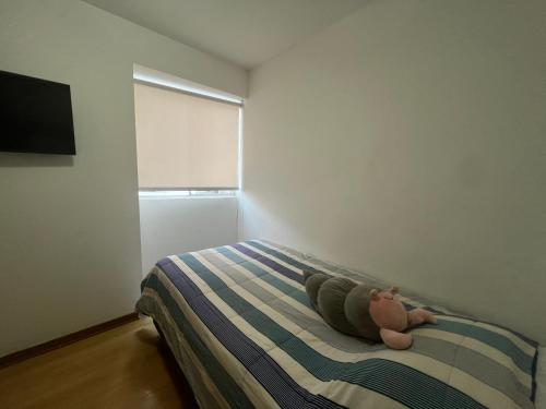 Een bed of bedden in een kamer bij Acogedor y espacioso apartamento