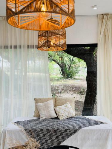 1 dormitorio con 1 cama debajo de una lámpara de araña en Casa Simona en Las Rabonas