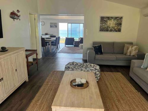 Χώρος καθιστικού στο Waipu Cove Sea Views