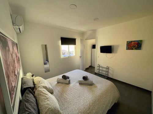 - une chambre avec un lit et 2 serviettes dans l'établissement El Mirador de El Paso - Vistas y piscina, à El Paso