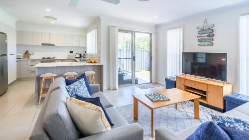 Η κουζίνα ή μικρή κουζίνα στο Coastal Villa Umina-pet friendly, walk to cafes, shops
