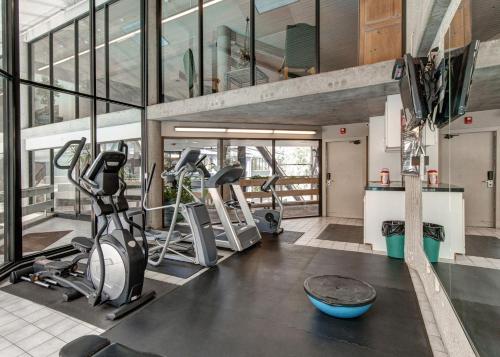- une salle de sport avec tapis de course et machines elliptiques dans l'établissement Silver King & Prime Park City Condo, à Park City