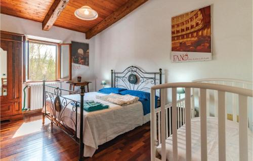 RoscianoにあるAgriturismo San Girolamoのベッドルーム1室(ベッド1台付)、