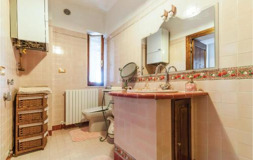 RoscianoにあるAgriturismo San Girolamoのバスルーム(洗面台、トイレ、鏡付)