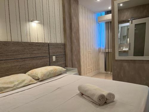 1 dormitorio con 1 cama con 2 toallas en Maravilha de Copacabana, en Río de Janeiro