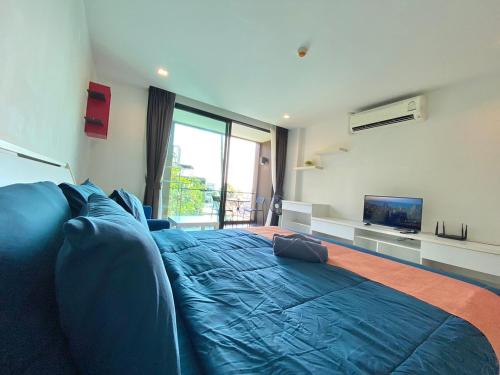 Μια τηλεόραση ή/και κέντρο ψυχαγωγίας στο Pixel Condo - Panwa Beach