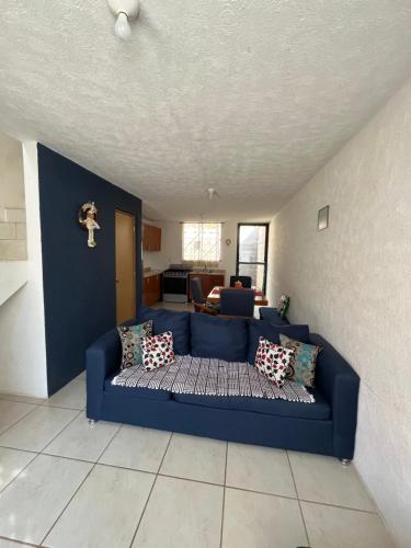 una sala de estar con un sofá azul en una habitación en No vacante, en Guadalajara