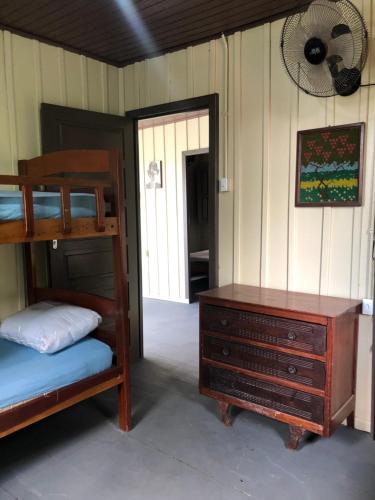 sypialnia z łóżkiem piętrowym, komodą i lustrem w obiekcie Chalé Rute Bilby Alter Do Chão w mieście Santarém