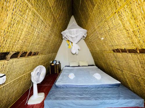 Cette petite chambre comprend un lit d'angle. dans l'établissement Blue Shore Pavilion, à Kaôh Rŭng (3)