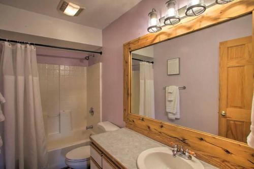 La salle de bains est pourvue d'un lavabo et d'un miroir. dans l'établissement Gorgeous Hill Top Haven. Sleeps 14+, à Kellogg