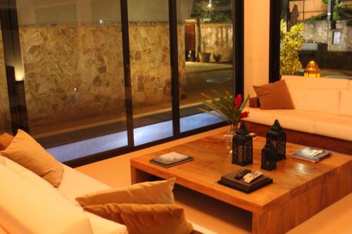 a living room with a couch and a coffee table at MARESIAS alto luxo Reveillon 2026 in Maresias