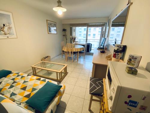 un salon avec un lit et une salle à manger dans l'établissement Appartement T3 Lumineux avec Balcon, Garage et Wi-Fi - Plage et Commerces à Proximité - FR-1-92-561, à Les Sables-dʼOlonne