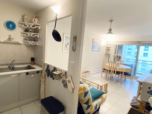 レ・サ​​ーブル・ドロンヌにあるAppartement Les Sables-d'Olonne, 3 pièces, 5 personnes - FR-1-92-561のキッチン、リビングルーム(シンク、テーブル付)