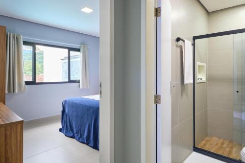 a bathroom with a shower and a bed at Villa da Serra 2 - Casa com piscinas privativas vidro in Paraty