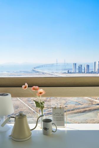 a table with a window with a view of the ocean at The November Stay In landmark in Incheon