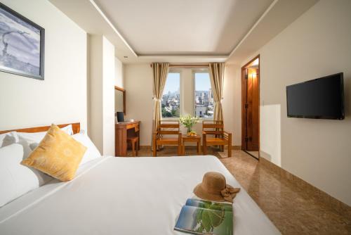 TV a/nebo společenská místnost v ubytování Titan Hotel Da Nang