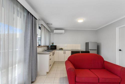 Η κουζίνα ή μικρή κουζίνα στο Apollo Bay Motel & Apartments