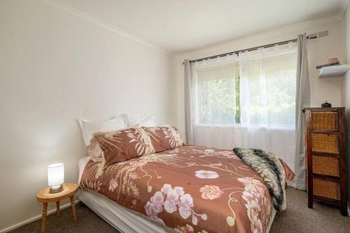 een slaapkamer met een bed en een raam bij George's at Rye in Rye