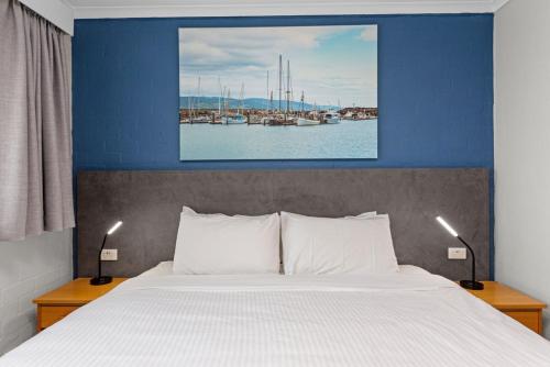 Ένα ή περισσότερα κρεβάτια σε δωμάτιο στο Apollo Bay Motel & Apartments