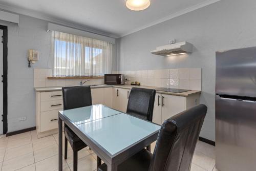 Η κουζίνα ή μικρή κουζίνα στο Apollo Bay Motel & Apartments