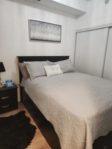 Ένα ή περισσότερα κρεβάτια σε δωμάτιο στο Beautiful Townhouse Near Yorkdale Mall, Wilson Subway