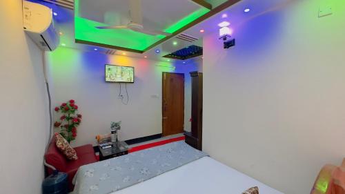 Cette chambre avec vue dispose d'une télévision et d'un canapé. dans l'établissement Hotel Royal Blue Residence, à Dhaka