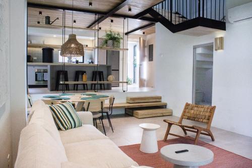 D'Palm Villas في بونتاريناس: غرفة معيشة مع أريكة وطاولة