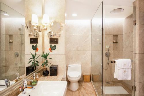 深圳的住宿－深圳聖廷苑酒店, 華強北商圈，浴室配有卫生间、淋浴和盥洗盆。