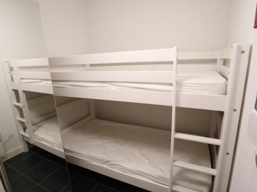 Cette chambre comprend un placard avec des étagères blanches. dans l'établissement Appartement Central aux Gets - Confort Moderne à Proximité des Pistes et Commerces - FR-1-623-245, aux Gets