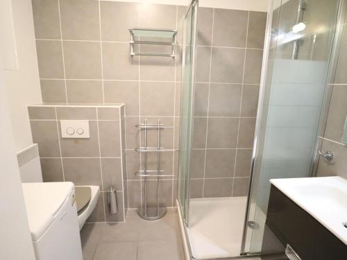 une salle de bain avec une douche, des toilettes et un lavabo dans l'établissement Appartement Central aux Gets - Confort Moderne à Proximité des Pistes et Commerces - FR-1-623-245, aux Gets