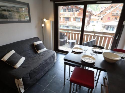 un salon avec un canapé et une table dans l'établissement Appartement Central aux Gets - Confort Moderne à Proximité des Pistes et Commerces - FR-1-623-245, aux Gets