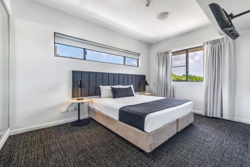 Un dormitorio con una cama grande y una ventana en Hudson Parap, en Darwin