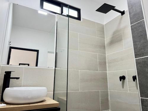 a bathroom with a glass shower with a toilet at HOTEL 9.5 SAN FERNANDO in Cali