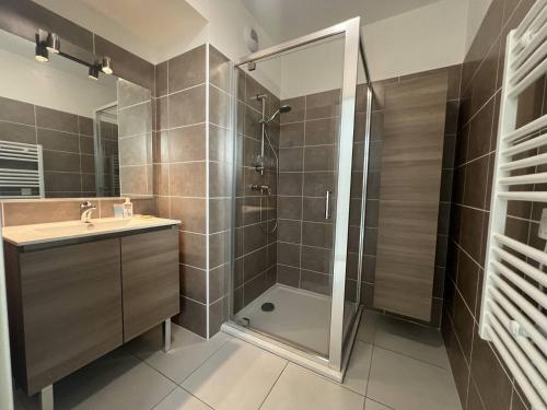 une salle de bain avec douche et lavabo dans l'établissement Appartement T3 climatisé avec terrasse à La Ciotat – Idéal pour 4-5 personnes, proche du Vieux Port - FR-1-770-4, à La Ciotat