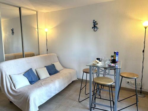 un salon avec un canapé et une table dans l'établissement Studio Cabine à Port Fréjus, Plage et Commerces à Pied, Connexion Internet, Ménage Inclus - FR-1-226A-168, à Fréjus