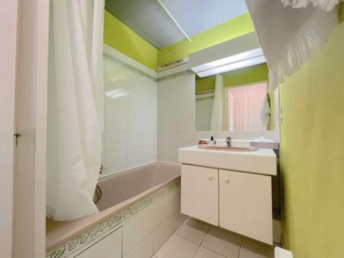 une salle de bain avec un lavabo et une baignoire dans l'établissement Studio Cabine à Port Fréjus, Plage et Commerces à Pied, Connexion Internet, Ménage Inclus - FR-1-226A-168, à Fréjus