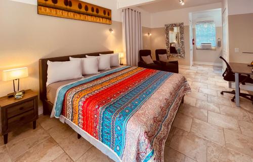 1 dormitorio con 1 cama con mesa y escritorio en White Orchid Apartments en Fort Myers