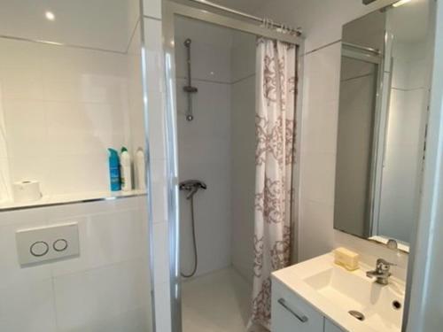 une salle de bain blanche avec une douche et un lavabo dans l'établissement Appartement Cosy à 10m de la Plage - Tout Équipé, Parking Gratuit, 4 Pers. - FR-1-770-12, à La Ciotat