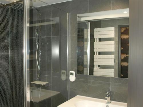 une salle de bain avec une douche, un lavabo et un miroir dans l'établissement Charmante maison rénovée en lisière de forêt, 600m de la plage, 2 jardins clos, confort moderne - FR-1-323-371, à Saint-Jean-de-Monts