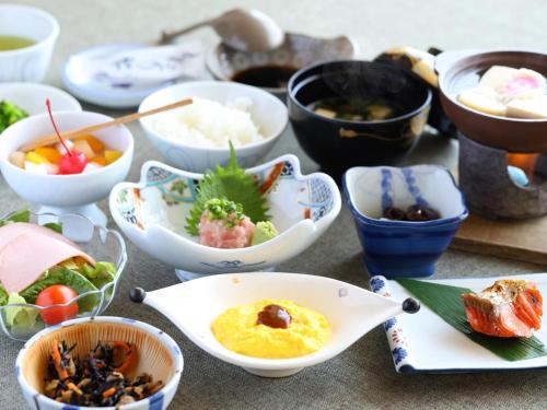 a group of bowls of food on a table at Hotel Asafuji in Fujikawaguchiko