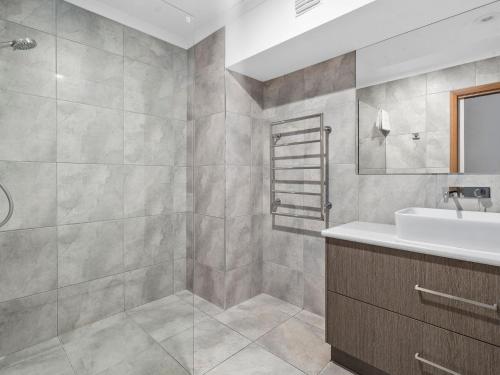 W łazience znajduje się umywalka i prysznic. w obiekcie Yarrawonga Lakeside Apartment 41 w mieście Mulwala