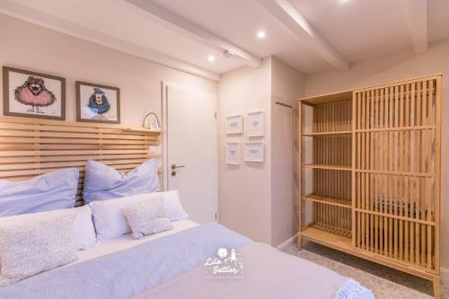 ein Schlafzimmer mit einem Bett und einem Bücherregal in der Unterkunft Werven50 in Warwerort