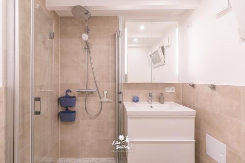 un baño con ducha y lavabo en Werven50, en Warwerort