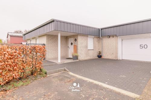 una casa de ladrillo con entrada y garaje en Werven50, en Warwerort