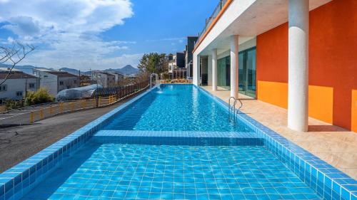 - une piscine à côté d'un bâtiment dans l'établissement The Sky Pool Villa, à Suncheon