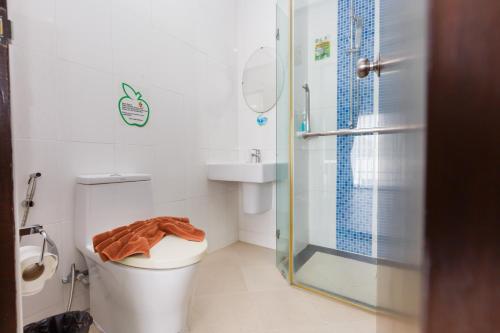 ein Bad mit einem WC, einem Waschbecken und einer Dusche in der Unterkunft The Frutta Boutique in Patong Beach